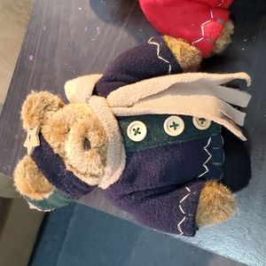 3 small stuffed bears